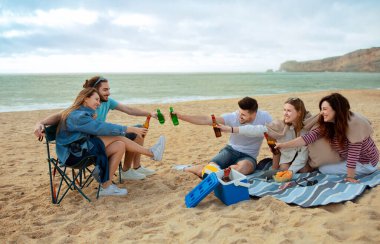 Yazın parti zamanı. Neşeli bin yıllık Avrupalı ve Arap arkadaşları birlikte eğleniyor, boş zamanın tadını çıkarıyor, okyanus sahilinde bira şişelerini kutluyor. Arkadaşlık, açık havada tatil.