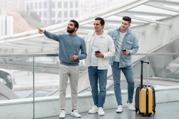 Mobilní Cestovní Nabídka Tři Turisté Muži Pomocí Telefonů Jeden Chlap — Stock fotografie