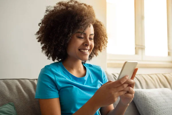 Retrato Alegre Millennial Encaracolado Senhora Negra Digitando Smartphone Ler Mensagem — Fotografia de Stock