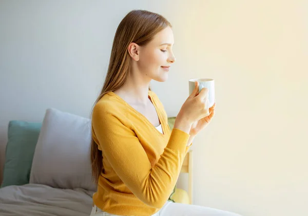 Goedemorgen Delight Gelukkig Jonge Vrouw Ruiken Aroma Van Verse Koffie — Stockfoto