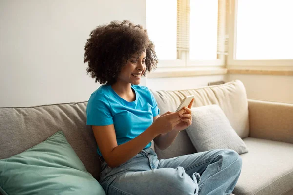 Χαμογελώντας Νεαρή Μαύρη Σγουρή Γυναίκα Ανάγνωση Μήνυμα Στο Smartphone Παρακολουθήστε — Φωτογραφία Αρχείου