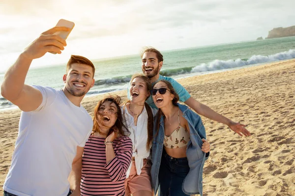 Felices Amigos Milenarios Europeos Árabes Divierten Tomando Selfie Teléfono Inteligente —  Fotos de Stock