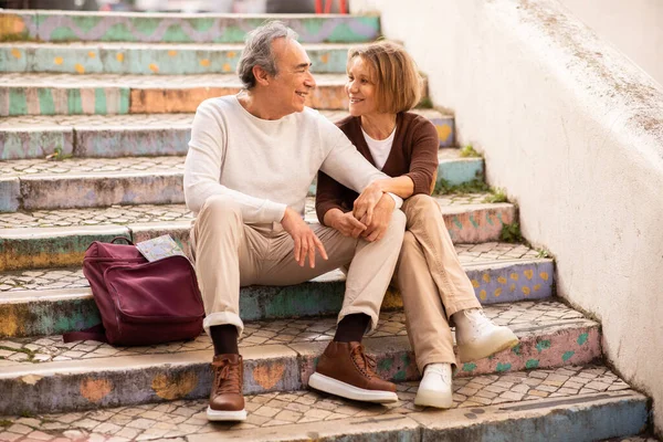 Renkli Basamaklarda Oturan Dinlenen Yaşlı Turistleri Sevmek Avrupa Emeklilik Maceralarının — Stok fotoğraf