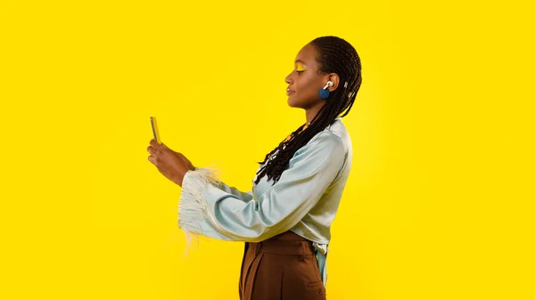 Kulaklıklı Zarif Afrikalı Amerikalı Kadın Cep Telefonu Kullanıyor Nternette Müzik — Stok fotoğraf