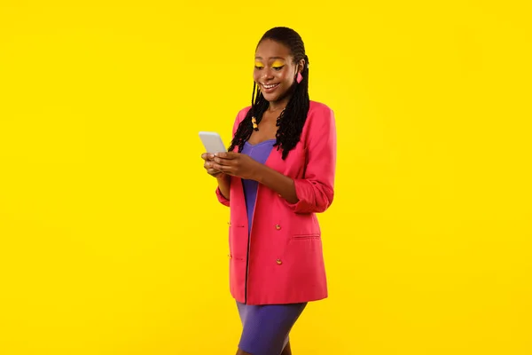 New Application Улыбается Чернокожая Женщина Пользуясь Мобильным Телефоном Наслаждаясь Онлайн — стоковое фото