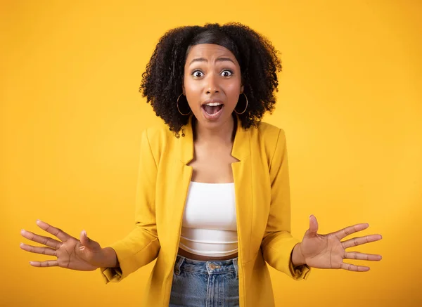 Happy Shocked Black Lady Open Mouth Spreading Her Arms Sides — Stock Photo, Image