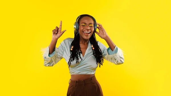 声音和声乐天赋 欢愉优雅的黑人女歌手头戴耳机 唱着最喜欢的歌曲 在线聆听黄色背景下的音乐 Studio Shot Panorama — 图库照片
