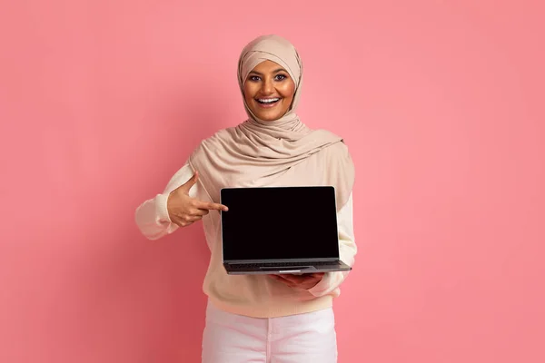 Gran Sitio Web Mujer Musulmana Feliz Hijab Apuntando Pantalla Del —  Fotos de Stock