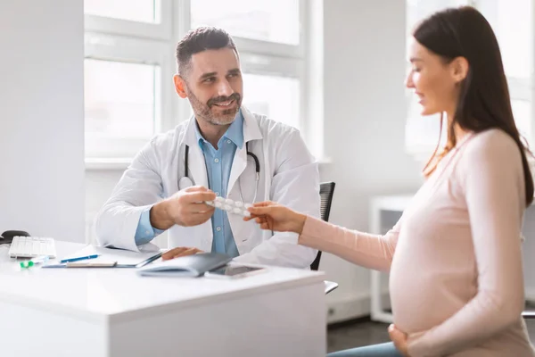 Těhotenská Výživa Muž Specialista Dávat Vitamíny Nebo Doplňky Pro Mladé — Stock fotografie