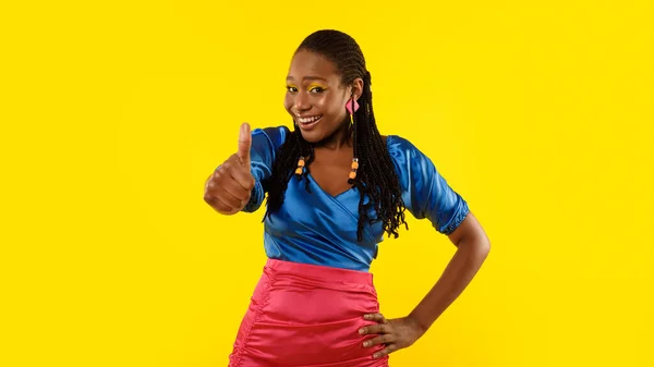 Super Offre Positive African American Woman Gesturing Thumbs Approval Debout — Photo