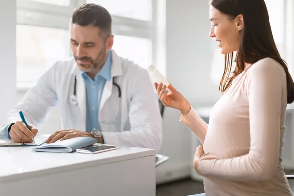 Male Physician Writing Checkup Files Visit Pregnant Woman Lady Holding — Stock Photo, Image