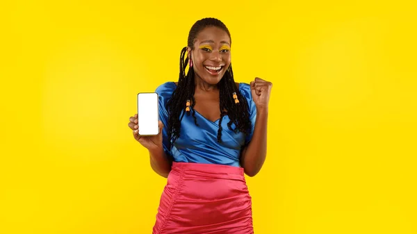 Geweldig Nieuws Joyful Black Woman Smartphone Showing Empty Screen Advertising — Stockfoto