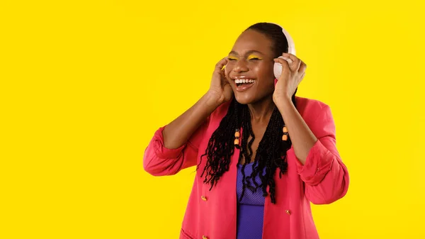 Cheerful Black Lady Pressing Headphones Ears Enjoying Song Experiencing Power — Stock Photo, Image