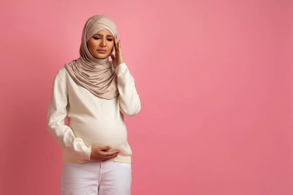 Sick Pregnant Muslim Woman Hijab Suffering Headache While Standing Pink — Stok Foto