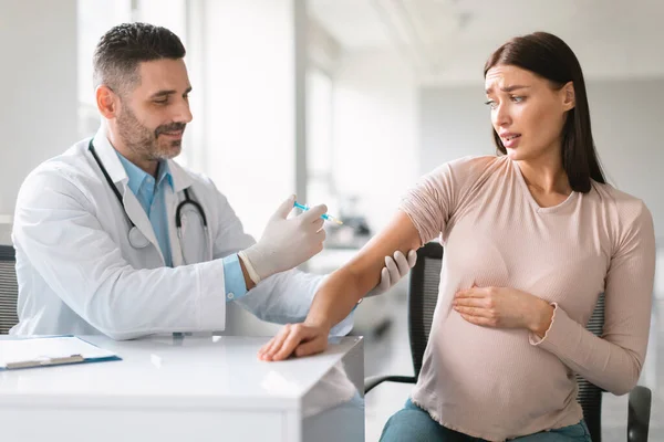 Mladá Těhotná Žena Bojí Očkování Dívá Stříkačku Strachem Nemocnici Mužský — Stock fotografie