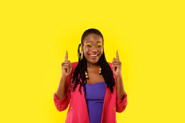 Geweldige Aanbieding Vrolijke Zwarte Dame Wijzen Beide Indexvingers Omhoog Glimlachen — Stockfoto