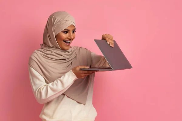 Σύγχρονες Τεχνολογίες Ευτυχισμένη Μουσουλμάνα Γυναίκα Στο Χιτζάμπ Ανοίγοντας Φορητό Υπολογιστή — Φωτογραφία Αρχείου