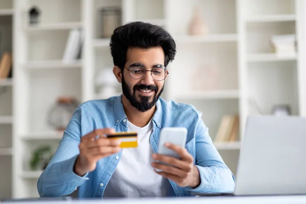 Snadné Platby Usmívající Indický Muž Pomocí Smartphone Kreditní Karty Doma — Stock fotografie