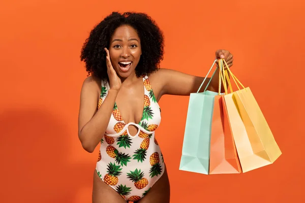 Mujer Negra Emocionada Traje Baño Colorido Sosteniendo Bolsas Paquete Con — Foto de Stock