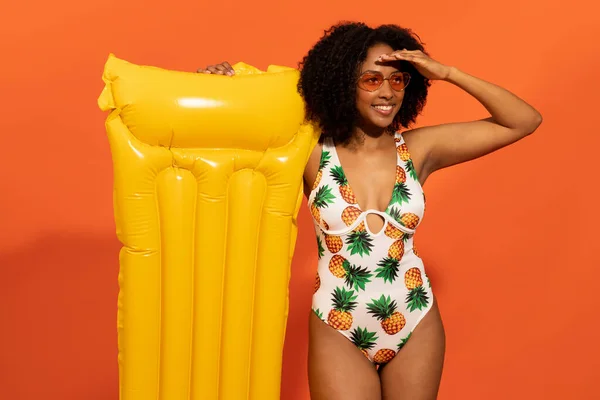 Concepto Vacaciones Verano Hermosa Mujer Negra Feliz Joven Con Elegante — Foto de Stock