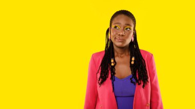 Bir düşüneyim. Siyah kadının portresi, arka planda fotokopi alanının yanında parlak giysiler içinde poz vermeyi düşünüyor. Düşünceli Genç Hanımın Stüdyo Çekimi, Panorama