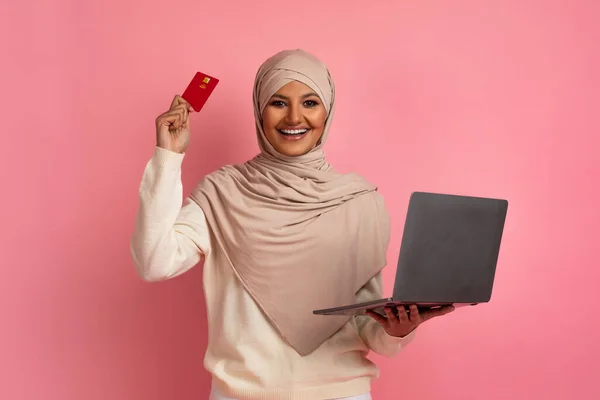 Çevrimiçi Ödeme Konsepti Tesettürde Gülümseyen Müslüman Kadın Kredi Kartı Dizüstü — Stok fotoğraf