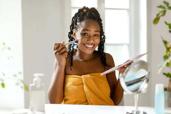Mujer Negra Feliz Aplicando Maquillaje Casa Hermosa Dama Sentada Frente — Foto de Stock