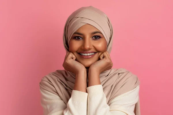 Příjemné Zprávy Zasněný Mladý Muslim Žena Hidžábu Odpočívající Hlava Rukou — Stock fotografie