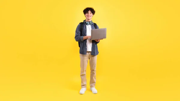 Mesafe Öğrenme Çevrimiçi Eğitimde Dizüstü Bilgisayar Kullanan Hevesli Öğrenci Sarı — Stok fotoğraf