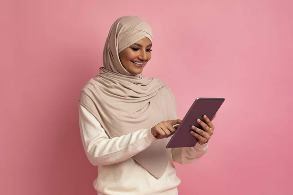 Grande App Ritratto Donna Musulmana Sorridente Hijab Utilizzando Tavoletta Digitale — Foto Stock