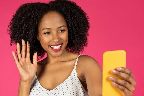 Feliz Millennial Afroamericano Rizado Dama Saludando Mano Teléfono Inteligente Tiene — Foto de Stock