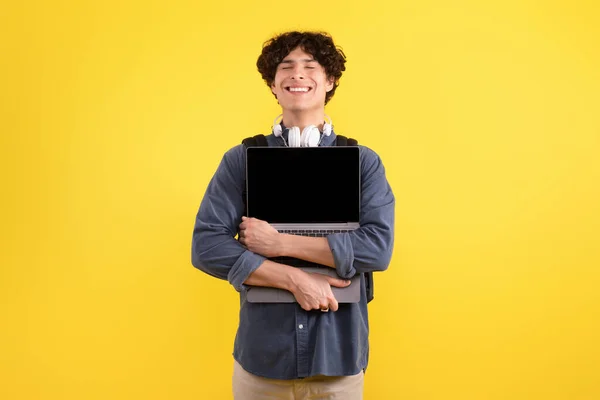 Internet Technologie Omarmen Joyful Student Guy Knuffelen Nieuwe Laptop Computer — Stockfoto