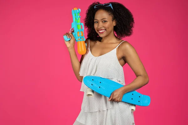 Joyeux Millénaire Dame Afro Américaine Avec Skateboard Pistolet Eau Amuse — Photo