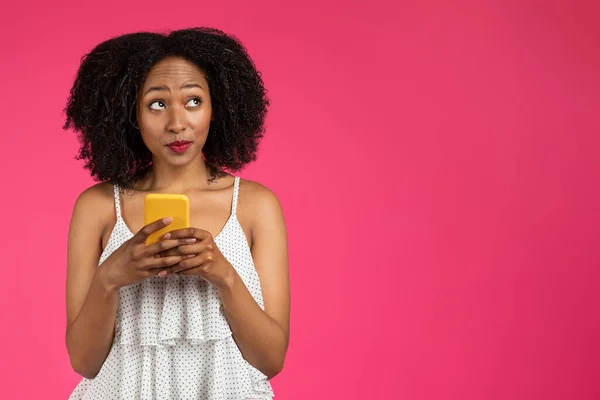 Bedachtzame Vrolijke Krullende Millennial Afrikaanse Amerikaanse Dame Met Telefoon Zoek — Stockfoto