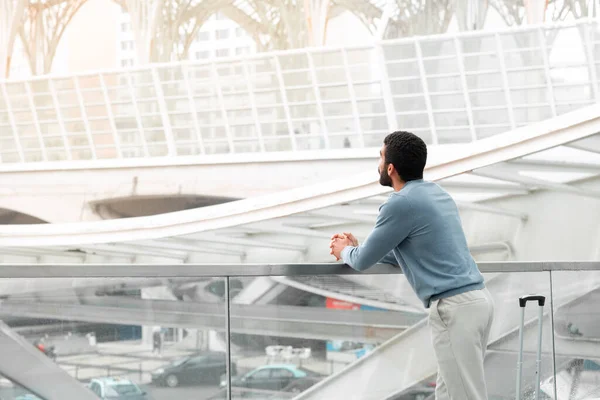 Cestování Doprava Arabština Guy Stojící Zpět Kameru Posing Moderním Letišti — Stock fotografie