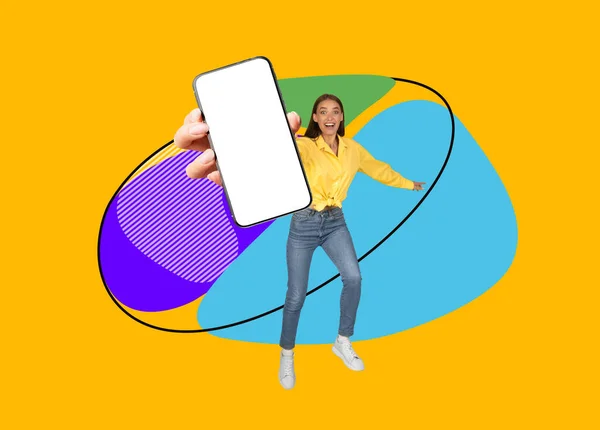 Heyecanlı Genç Kadın Elinde Büyük Boş Telefonla Sarı Arkaplanda Soyut — Stok fotoğraf