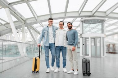 Dünya Gezginleri. Seyahat Bavullu Üç Arkadaş Havalimanında Poz Veriyor, Yurtdışında Birlikte Seyahat Eden Dünyayı Keşfediyor. Modern Turizm ve Ulaştırma. Tam Uzunluk Çekimi