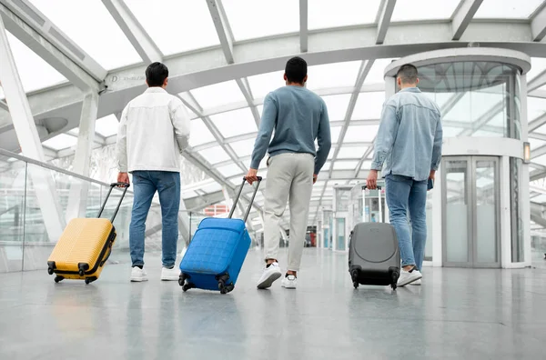 Reiseabenteuer Wartet Rückansicht Von Drei Touristen Männer Mit Gepäck Fuß — Stockfoto
