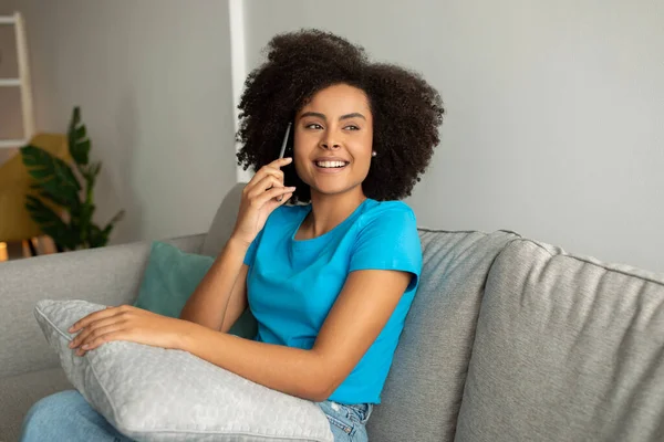 Rindo Milenar Curly Senhora Negra Chamando Por Smartphone Falando Desfrutar — Fotografia de Stock