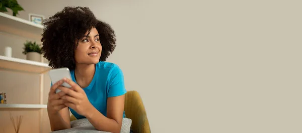 Positivo Millennial Rizado Dama Negra Escribiendo Teléfono Inteligente Viendo Vídeo — Foto de Stock