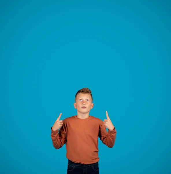 Interesting Offer Cute Little Boy Pointing Copy Space His Head — Stock Photo, Image