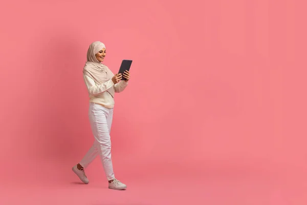 Penawaran Online Smiling Muslim Woman Hijab Digital Tablet Hands Walking — Stok Foto