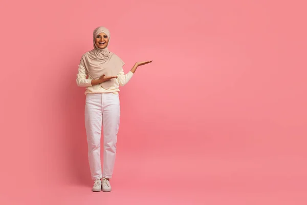 Pěkný Promo Usmívající Muslimská Žena Hidžábu Pohoštění Aside Copy Space — Stock fotografie