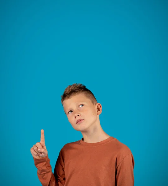 Pointing Pensive Preteen Boy Having Idea Pointing Finger Thoughtful Caucasian — Stock Photo, Image