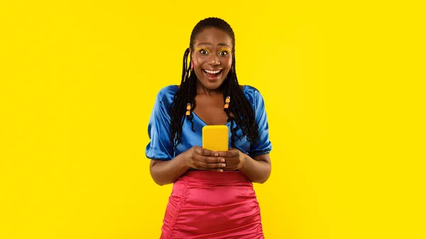 Great Mobile News Black Lady Using Phone Looking Camera Joy — Stock Photo, Image