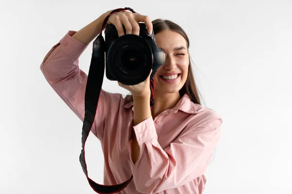 Portret Młodej Kobiety Fotografującej Pracującej Photostudio Przy Użyciu Profesjonalnego Aparatu — Zdjęcie stockowe