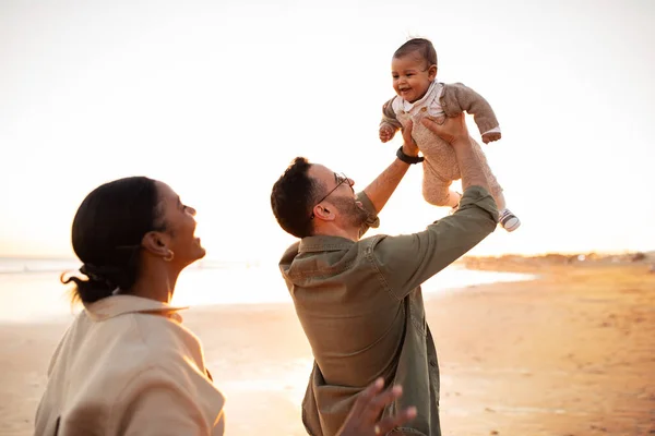 Szczęśliwi Rodzice Synem Bawią Się Razem Plaży Bawią Się Śmieją — Zdjęcie stockowe