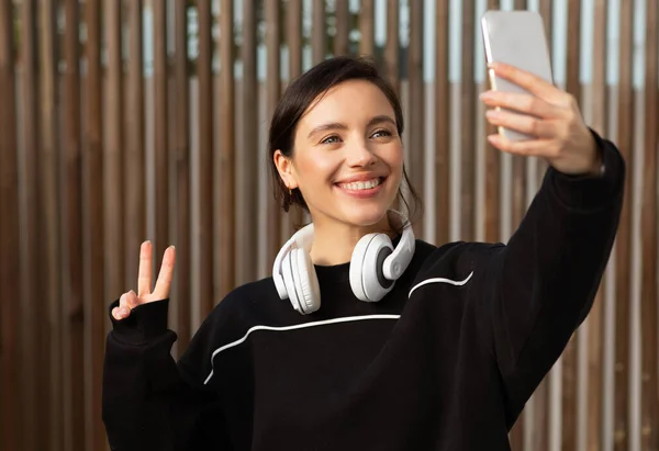 Binlerce Yıllık Avrupalı Sporcu Kadın Sporcu Telefonda Selfie Çekiyor Şehirde — Stok fotoğraf