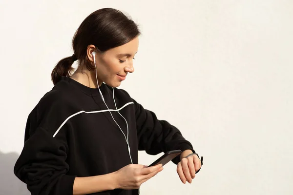 Mulher Atleta Europeia Milenar Positivo Sportswear Fones Ouvido Desfrutar Música — Fotografia de Stock