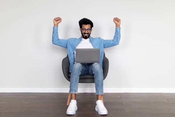 Genç Hintli Adam Dizüstü Bilgisayarla Koltukta Oturuyor Evet Hareketi Yapıyor — Stok fotoğraf